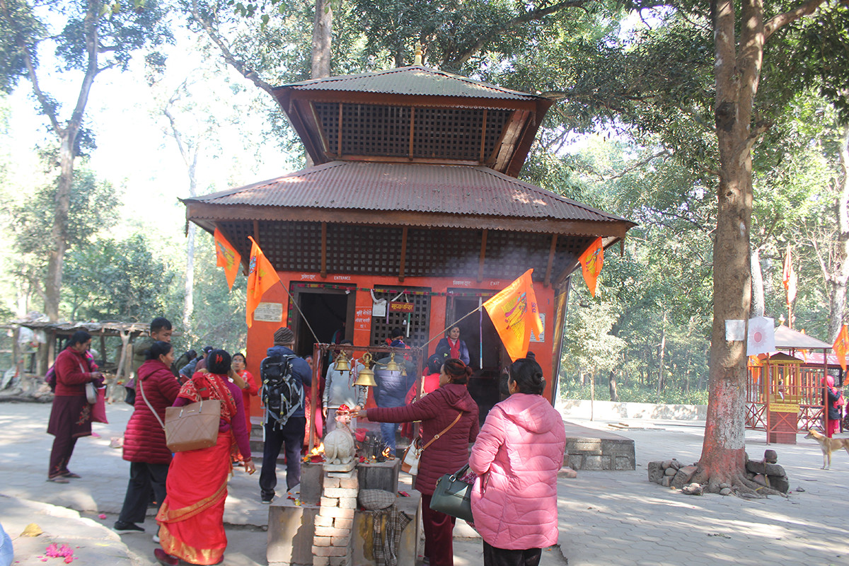 वाल्मीकि आश्रम पुग्न जोखिमपूर्ण डुङ्गाको यात्रा 